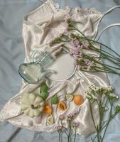 citrouille, Lait cruche, fleurs et pommes sur le lit photo