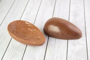 Chocolat des sucreries dans bol sur blanc en bois tableau, fermer photo