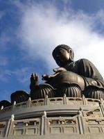 Statue de bouddha géant et monastère de po lin à hong kong, île de lantau en chine photo