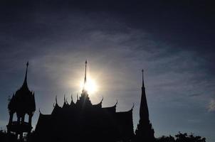 Pagode de silhouette dans le temple de wat chalong ou chaitharam à phuket, thaïlande photo