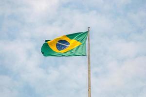 drapeau du brésil à l'extérieur avec un beau ciel bleu.