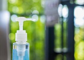 bouteille de désinfectant pour les mains sur la solution désinfectante de table photo