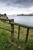 balustrade en bois dans la mer photo