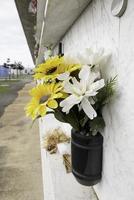 fleurs dans un vieux cimetière photo