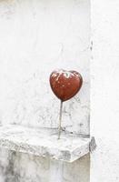 coeur rouge sur marbre photo
