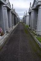 vieux cimetière avec la mer en arrière-plan photo