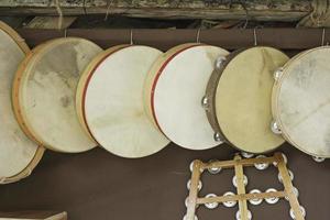 tambourins artisanaux folkloriques photo