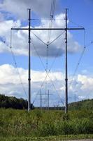 la ligne haute tension est dans le champ. poteau électrique sous tension. ligne électrique. photo