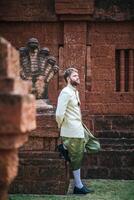 la mariée asiatique et le marié caucasien passent un moment romantique avec une robe thaïlandaise photo