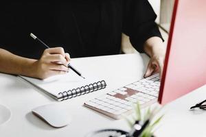 travailler à domicile les employés de l'entreprise utilisent leur ordinateur portable et leurs ordinateurs pour travailler à domicile afin d'empêcher le virus corona de rencontrer des étrangers. photo