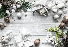 composition de noël ou d'hiver. cadre fait de décorations sur fond en bois blanc. photo