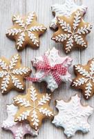 Biscuits de pain d'épice de Noël sur fond de bois blanc photo