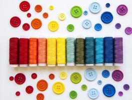 bobines de fil et boutons aux couleurs des arcs-en-ciel photo