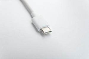 Câble USB de type c sur fond isolé blanc