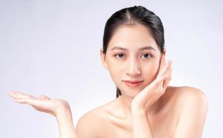 jolie jeune femme asiatique avec une peau jeune. soins du visage, traitement du visage, peau de beauté femme isolée sur fond blanc. cosmétologie, beauté de la peau et concept cosmétique