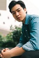 beau jeune homme asiatique en arrière-plan de jardin vert photo