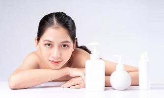 jolie jeune femme asiatique avec une peau jeune. soins du visage, traitement du visage, peau de beauté femme isolée sur fond blanc. cosmétologie, beauté de la peau et concept cosmétique photo