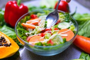 choix d'aliments sains pour manger propre, fruits, légumes, graines, légumes à feuilles sur béton gris photo