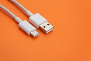 câble usb type c sur fond orange photo