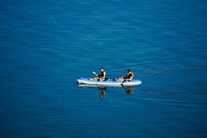 personnes faisant du kayak sur la rivière bilbao, pays basque, espagne