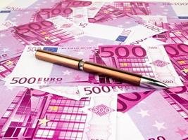 cinq cents billets de 500 euros avec stylo, fond d'argent en monnaie européenne photo