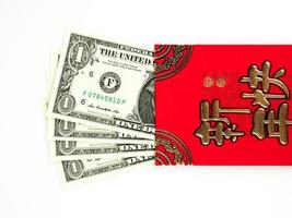 enveloppe rouge isolée sur fond blanc avec de l'argent dollar pour cadeau nouvel an chinois. texte chinois sur enveloppe signifiant joyeux nouvel an chinois photo