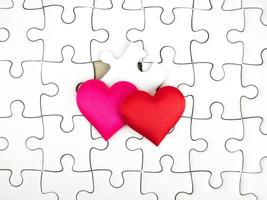 mini coeurs colorés sur fond de pièces de puzzle, décorations de la Saint-Valentin, divers coeurs