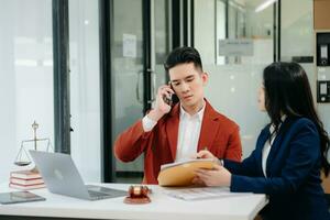 un avocat ou un juge d'affaires et masculin consultent une réunion d'équipe avec le concept de client, de droit et de services juridiques. service à la clientèle bonne coopération photo