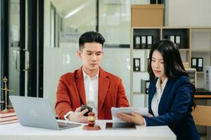 un avocat ou un juge d'affaires et masculin consultent une réunion d'équipe avec le concept de client, de droit et de services juridiques. service à la clientèle bonne coopération photo