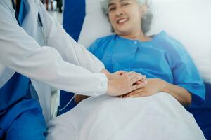 caucasien médecin souriant prendre se soucier de une Jeune patient dans hôpital. amical infirmière ou thérapeutique traiter client professionnel photo