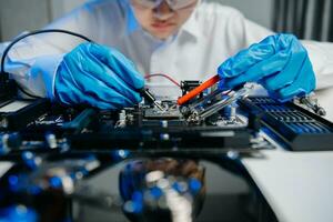 le technicien est en mettant le CPU sur le prise de le ordinateur carte mère. électronique ingénierie électronique réparation, électronique photo