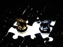 pièce d'échecs en or et en argent sur fond de puzzle, concept d'entreprise