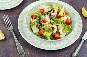 en bonne santé fait maison brocoli salade avec crevette. photo