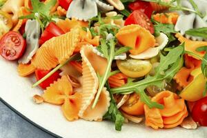 légume salade avec Pâtes, méditerranéen cuisine. photo