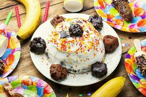 les enfants anniversaire banane gâteau. photo