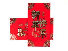 enveloppe rouge isolée sur fond blanc pour cadeau nouvel an chinois. texte chinois sur enveloppe signifiant joyeux nouvel an chinois photo