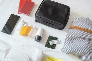 Voyage produits de beauté trousse sur lit , Haut vue photo