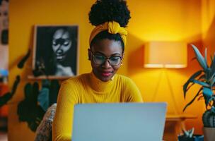 ai généré une femme travail dans sa Bureau avec une portable photo