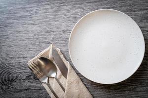 assiette ou plat vide avec couteau, fourchette et cuillère photo