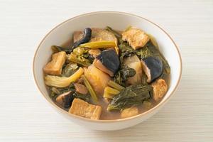ragoût de légumes chinois au tofu ou soupe de mélange de légumes photo