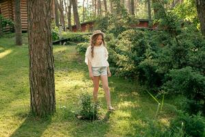 détendu entre fille en marchant dans vert parc de pays maison sur été journée photo