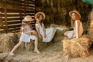 amical préadolescent les filles séance sur meule de foin dans grenier à foin sur été journée photo