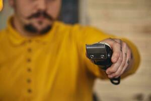 élégant coiffeur homme avec coiffure outils dans le sien mains préparer pour travail photo