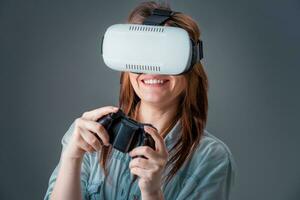 portrait de content Jeune magnifique fille avoir expérience en utilisant casque de RV des lunettes de virtuel réalité photo