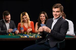 Jeune gens en jouant poker à le tableau. casino photo