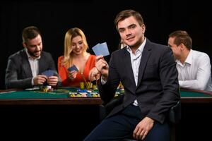 Jeune gens en jouant poker à le tableau. casino photo