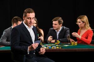 Jeune gens en jouant poker à le tableau. casino photo