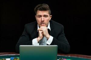 en ligne poker joueurs séance à le table photo