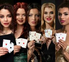 collage de cinq femelles dans élégant Robes et bijoux. elles ou ils souriant et montrant as, posant contre coloré arrière-plans. poker, casino. fermer photo