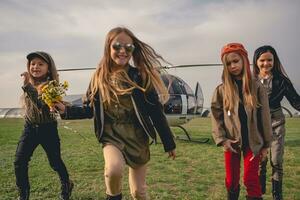de bonne humeur entre les filles fonctionnement sur aérodrome sur Contexte de hélicoptère photo